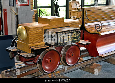 Siemens Elektromotive von 1879 ( Replica della Siemens mostra treno da 1879 ) Museo della Tecnologia (Deutsches Technikmuseum, scientifiche e tecniche di raccolta. ) La Germania Berlino Kreuzberg ( nel 1879, Werner Siemens costruita una ferrovia via e di due assi locomotiva elettrica a Berlino. È stato alimentato da una dinamo stazionaria attraverso un isolato della rampa di potenza, che è stato installato al centro della pista ) Foto Stock