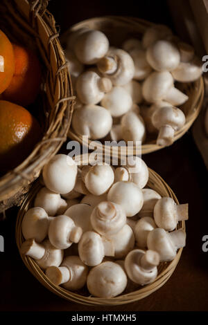 Close-up di funghi freschi nel cesto di vimini a sezione biologica Foto Stock