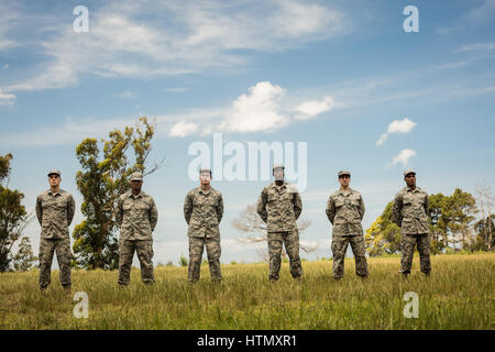 Gruppo di militari in piedi in linea in boot camp Foto Stock