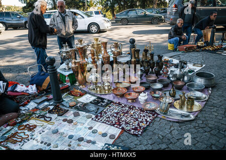 Tbilisi, Georgia - 15 Ottobre 2016: commercianti e venditori del mercato delle pulci sul ponte a secco avente un sacco di vintage brocche, piatti fatti a mano, banconote, s Foto Stock