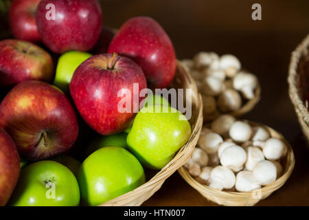 Close-up di piccoli cesto in vimini pieno di mele a sezione biologica nel mercato Foto Stock