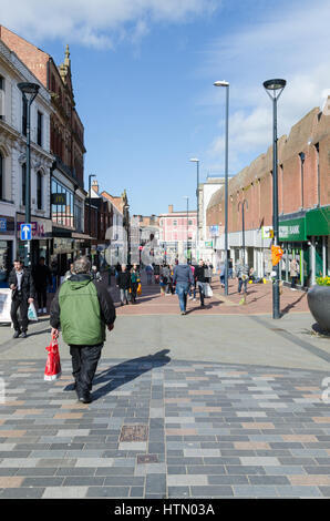 Gli amanti dello shopping in London Road nel Derby City Centre Foto Stock