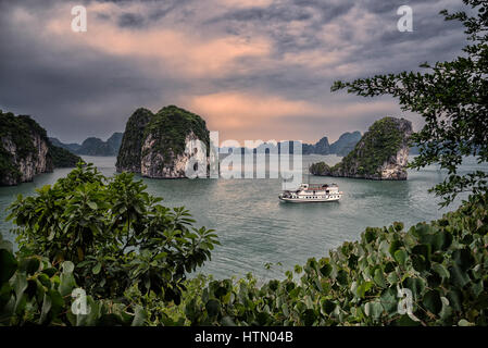 La Baia di Ha Long, Vietnam Foto Stock