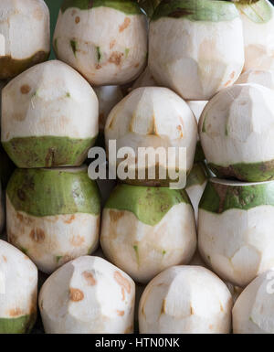 Frutti di noce di cocco come sfondo, vietnam street Foto Stock