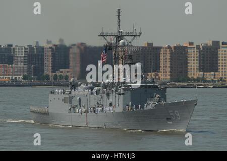 L'USN Oliver Hazard Perry-class guidato-missile fregata USS Kauffman transita il fiume Hudson durante la settimana della flotta 2011 parade di navi 25 maggio 2011 nella città di New York, New York. Foto Stock