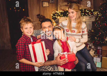 La famiglia felice con i regali di natale Foto Stock