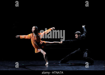 LA jeune fille ET LA MORT di Stephan Thoss - 08/03/2017 - Francia / Paris - la jeune fille ET LA MORT direzione artistique Gradimir Pankov Choregraphie et decor Stephan Thoss costumi Jelena Lumieres Miletic Marc figlio Padre Raymond Soly Musiques Philip Glass, Nick Cave et Warren Ellis, Alexandre Desplat, Clint Mansell, Finnbogi Petursson, Rachel Portman, Trent Reznor et Atticus Ross, Franz Schubert (avec regime de Gustav Mahler), Christopher giovani avec les danseurs des Grands Ballets Canadiens de Montreal Compagnie : Grands Ballets Canadiens de Montreal Lieu : Teatro de Chaillot Vi Foto Stock