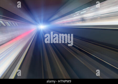 Il treno sfrecciare in tunnel, sfocatura del movimento Foto Stock