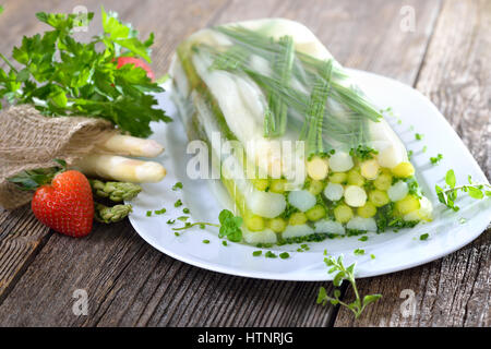 Gelatina di vegetali con carni bianche e verdi Asparagi e erba cipollina Foto Stock