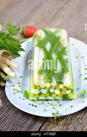 Gelatina di vegetali con carni bianche e verdi Asparagi e erba cipollina Foto Stock