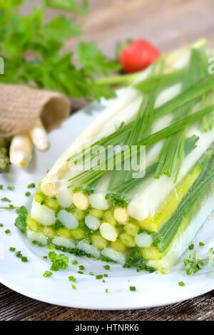 Gelatina di vegetali con carni bianche e verdi Asparagi e erba cipollina Foto Stock