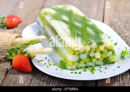 Gelatina di vegetali con carni bianche e verdi Asparagi e erba cipollina Foto Stock