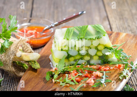 Gelatina di asparagi con carni bianche e verdi Asparagi e erba cipollina, servita con pepe rosso vinaigrette Foto Stock