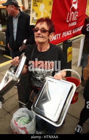 Westminster, Londra, Regno Unito 13 marzo 2017.Una donna bangs due vassoi di supporto insieme come manifestanti dal Orgreave verità e giustizia campagna tenere una protesta rumorosa fuori casa ufficio edificio. La campagna è esigente un'indagine eventi durante il minatore della sciopero quando la polizia ha attaccato i minatori di picchetti di Orgreave cokeria. Roland Ravenhill/Alamy Live News Foto Stock