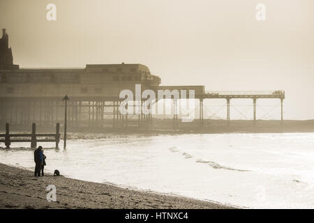 Aberystwyth Wales UK, Lunedì 13 Marzo 2017 UK Meteo: come gran parte del paese si crogiola in fine il sole caldo, la cittadina di Aberystwyth sulla West Wales coast è coperto in una copertura spessa di nebbia di mare questo pomeriggio Photo credit: Keith Morris/Alamy Live News Foto Stock