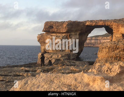 La pietra calcarea naturale arch, noto come Azure Window, fotografato sull isola di Gozo a Malta, 4 febbraio 2017. Venti forti sull'isola il 7 e 8 marzo portano alla distruzione totale dell'attrazione naturale dell'isola di Gozo. Foto: Annette Reuther/dpa Foto Stock