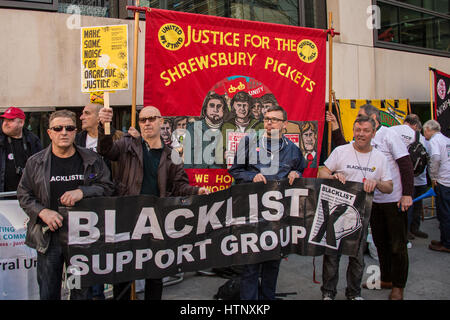 Londra, Regno Unito. 13 Mar, 2017. Centinaia di prendere parte a una rumorosa protesta contro l'ufficio a casa la decisione di non concedere un'indagine "La battaglia di Orgreave". Credito: David Rowe/Alamy Live News Foto Stock