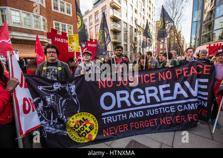 Londra, Regno Unito. 13 Mar, 2017. Centinaia di prendere parte a una rumorosa protesta contro l'ufficio a casa la decisione di non concedere un'indagine "La battaglia di Orgreave". Credito: David Rowe/Alamy Live News Foto Stock