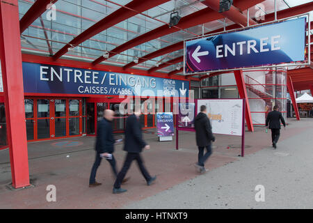 Ginevra, Svizzera. 8 Mar, 2017. Vista dell'ingresso del 87th Geneva International Motor Show di Ginevra, Svizzera, 8 marzo 2017. - Nessun filo SERVICE - foto: Friso Gentsch/dpa/Alamy Live News Foto Stock