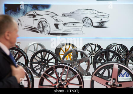 Ginevra, Svizzera. 8 Mar, 2017. I cerchioni sono esposti al 87th Geneva International Motor Show di Ginevra, Svizzera, 8 marzo 2017. - Nessun filo SERVICE - foto: Friso Gentsch/dpa/Alamy Live News Foto Stock