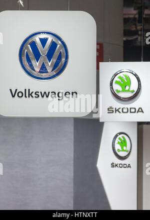 Ginevra, Svizzera. 8 Mar, 2017. Una Volkswagen e due Skoda logo possono essere visti al 87th Geneva International Motor Show di Ginevra, Svizzera, 8 marzo 2017. - Nessun filo SERVICE - foto: Friso Gentsch/dpa/Alamy Live News Foto Stock