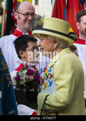 Londra, Regno Unito. 13 Mar, 2017. Sua Maestà la Regina Elisabetta II. Per contrassegnare e celebrare il Giubileo di zaffiro di HM la regina, 65 anni come Capo del Commonwealth, HM la regina, i membri della famiglia reale e gli ospiti possono partecipare a un servizio a Westminster Abbey. Credito: Bettina Strenske/Alamy Live News Foto Stock