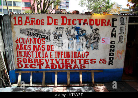 La Paz, Bolivia, 13 marzo 2017. Un murale sulla parete del camp imposta dalle vittime della Bolivia di dittature militari di fronte al Ministero della Giustizia edificio. Oggi le vittime commemorare 5 anni di proteste chiedendo giustizia e compensazione per coloro che hanno sofferto e che il governo rilascia i file dal periodo per aiutare a stabilire la verità su ciò che è accaduto. Credito: James Brunker/Alamy Live News Foto Stock