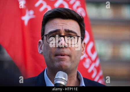 Londra, Regno Unito. 13 marzo, 2017. Andy Burnham, manodopera MP per Leigh e candidato per il Sindaco di Greater Manchester, indirizzi gli attivisti dalla Orgreave verità e giustizia campagna e da altre campagne come l'Hillsborough giustizia campagna, tenendo un "rumore" di protesta al di fuori della casa ufficio seguendo il Segretario di casa sua decisione in ottobre 2016 a non tenere una pubblica inchiesta nella battaglia di Orgreave'. Foto Stock