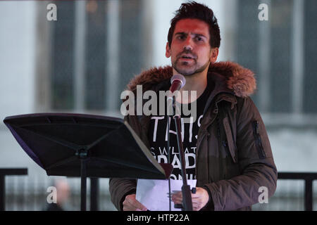 Londra, Regno Unito. 13 marzo, 2017. Il dott. Yannis Gourtsoyannis del BMA Junior medici Comitato affronta una protesta in piazza del Parlamento in difesa dei cittadini della UE il diritto di rimanere nel Regno Unito mentre MPs all'interno della House of Commons il dibattito e la votazione su se o non il Brexit bill dovrebbe passare senza emendamenti torna alla House of Lords. Foto Stock