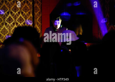 Johannesburg, Sud Africa. Xvi Feb, 2017. Il tedesco DJ Ralf Gum gioca ina club di Johannesburg, Sud Africa, 16 febbraio 2017. Ralf Gum è uno dei più popolari House DJ in Sud Africa. Foto: Moeletsi Mabe/dpa/Alamy Live News Foto Stock