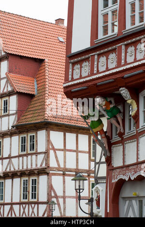 Duderstadt, Germania. 13 Mar, 2017. Vecchio semi-case con travi di legno a Duderstadt, Germania, 13 marzo 2017. I cinque produttori legname città nel sud della Bassa Sassonia, Duderstadt, Einbeck, Hann. Muenden, Northeim Osterode e desidera incrementare l interesse per il turismo di legno insieme. Foto: Swen Pförtner/dpa/Alamy Live News Foto Stock