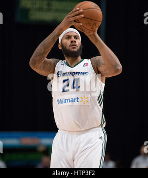 Reno, Nevada, Stati Uniti d'America. 13 Mar, 2017. Reno Bighorn Center JALEEL cugini (24) germogli durante l'NBA D-League gioco di basket tra il Reno Bighorns e il Fort Wayne Mad formiche al Reno eventi centro a Reno in Nevada. Credito: Jeff Mulvihill/ZUMA filo/Alamy Live News Foto Stock