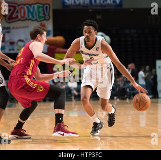 Reno, Nevada, Stati Uniti d'America. 13 Mar, 2017. Reno Bighorn Guard LUIS MONTERO (2) trascina contro Fort Wayne Mad Ant Guard NICK ZEISLOFT (15) durante l'NBA D-League gioco di basket tra il Reno Bighorns e il Fort Wayne Mad formiche al Reno eventi centro a Reno in Nevada. Credito: Jeff Mulvihill/ZUMA filo/Alamy Live News Foto Stock