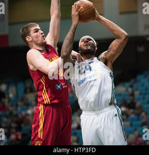 Reno, Nevada, Stati Uniti d'America. 13 Mar, 2017. Reno Bighorn Center JALEEL cugini (24) spara contro Fort Wayne Mad Ant Centro ADAM WOODBURY (50) durante l'NBA D-League gioco di basket tra il Reno Bighorns e il Fort Wayne Mad formiche al Reno eventi centro a Reno in Nevada. Credito: Jeff Mulvihill/ZUMA filo/Alamy Live News Foto Stock