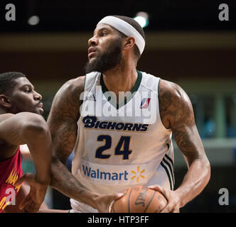 Reno, Nevada, Stati Uniti d'America. 13 Mar, 2017. Reno Bighorn Center JALEEL cugini (24) durante l'NBA D-League gioco di basket tra il Reno Bighorns e il Fort Wayne Mad formiche al Reno eventi centro a Reno in Nevada. Credito: Jeff Mulvihill/ZUMA filo/Alamy Live News Foto Stock