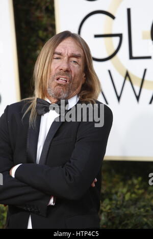 Beverly Hills, Stati Uniti d'America. 08 gen 2017. Iggy Pop arriva al 74Annuale di Golden Globe Awards, Golden Globes, in Beverly Hills Los Angeles, Stati Uniti d'America, il 08 gennaio 2017. Foto: Hubert Boesl - nessun filo SERVICE - foto: Hubert Boesl/dpa | in tutto il mondo di utilizzo/dpa/Alamy Live News Foto Stock