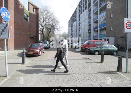 Amsterdam, Paesi Bassi. Xiv Mar, 2017. Vita quotidiana - Gli studenti di origine musulmana di camminare sulla strada dopo scuola su Marzo 14, 2017 in Nieuw West maggioranza musulmana del distretto di Amsterdam, Paesi Bassi. Popolo olandese chiamato a votare mercoledì 15 marzo per le elezioni parlamentari. Credito: VWPics/Alamy Live News Foto Stock