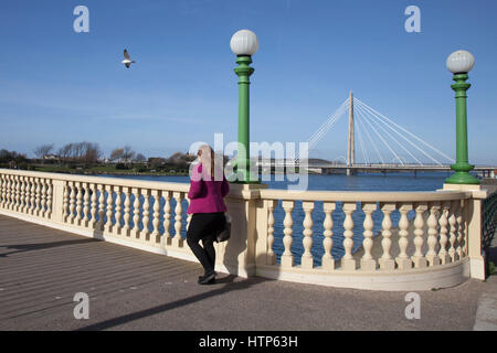 Sefton, Merseyside, Regno Unito. Regno Unito Meteo. Il 14 marzo 2017. Molla di glorioso giorno sul lago marino e il restaurato ponte veneziano in Kings Giardini in Southport. Il re dei giardini di un parco storico sul lungomare di Southport e è stato riportato al suo antico splendore ed è ora uno di Southport Attrazioni principali che include il lago marino, Kings Gardens e Marino ponte di modo. Credito: MediaWorldImages/Alamy Live News Foto Stock