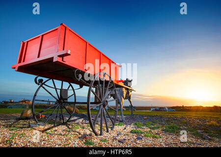 Southport, Regno Unito. Xiv Mar, 2017. Regno Unito Meteo. Un bellissimo tramonto primaverile si appoggia sopra il 'Cavallo & Carrello statua' sul lungomare di Southport. Il cavallo e il carrello le statue sulla saldatura rotatoria stradale hanno salutato i visitatori della città per molti anni. Le statue rappresentano la tradizionale industria shrimping nella città e i cavalli e carri che utilizzato per viaggiare lungo la spiaggia con il quotidiano la cattura. Credito: Cernan Elias/Alamy Live News Foto Stock