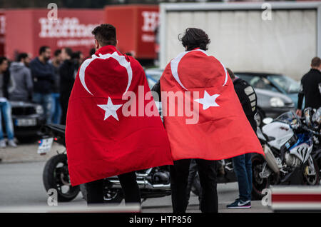 19 settembre 2015 - settembre 2015, Monaco di Baviera, Germania- Bagno turco bandiere indossati dai membri della Turkos moto club, che è associato con i membri di Lupi Grigi- un ultra-nazionalisti, radical-gruppo di destra dimostra nei confronti del Partito dei lavoratori curdi (PKK), denunciando come ''i terroristi". Fin dall'inizio, membri del radicale Turkos moto club assemblati a Monaco di Baviera Freiham, procedendo per il centro della città per incontrare la principale dimostrazione. Vi sono stati numerosi casi di violenza, compreso un attacco su un funzionario di polizia, una linea contro la polizia antisommossa assemblate dai dimostranti, Foto Stock