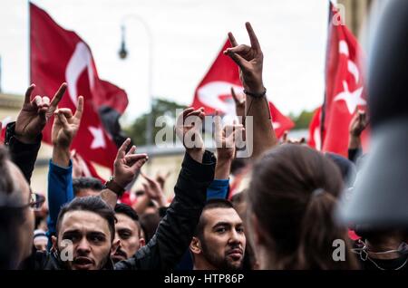 19 settembre 2015 - settembre 2015, Monaco di Baviera, Germania- manifestanti fanno il simbolo di Lupi grigi. I membri di Lupi Grigi- un ultra-nazionalisti, radical-gruppo di destra dimostra nei confronti del Partito dei lavoratori curdi (PKK), denunciando come ''i terroristi". Fin dall'inizio, membri del radicale Turkos moto club assemblati a Monaco di Baviera Freiham, procedendo per il centro della città per incontrare la principale dimostrazione. Vi sono stati numerosi casi di violenza, compreso un attacco su un funzionario di polizia, una linea contro la polizia antisommossa assemblate dai dimostranti, attacchi e intimidazioni di ufficiale Foto Stock