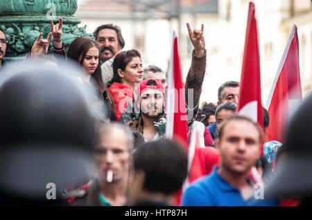 19 settembre 2015 - settembre 2015, Monaco di Baviera, Germania- manifestanti fanno il simbolo di Lupi grigi. I membri di Lupi Grigi- un ultra-nazionalisti, radical-gruppo di destra dimostra nei confronti del Partito dei lavoratori curdi (PKK), denunciando come ''i terroristi". Fin dall'inizio, membri del radicale Turkos moto club assemblati a Monaco di Baviera Freiham, procedendo per il centro della città per incontrare la principale dimostrazione. Vi sono stati numerosi casi di violenza, compreso un attacco su un funzionario di polizia, una linea contro la polizia antisommossa assemblate dai dimostranti, attacchi e intimidazioni di ufficiale Foto Stock