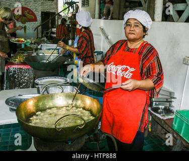 Saiyok, Kanchanaburi, Thailandia. Xv Nov, 2006. Cuochi tailandese al Tham Krasae Ristorante in Saiyok, la Provincia di Kanchanaburi, Thailandia, preparare il cibo per i turisti e per i viaggiatori. La Tailandia è diventata una destinazione turistica preferita. Credito: Arnold Drapkin/ZUMA filo/Alamy Live News Foto Stock