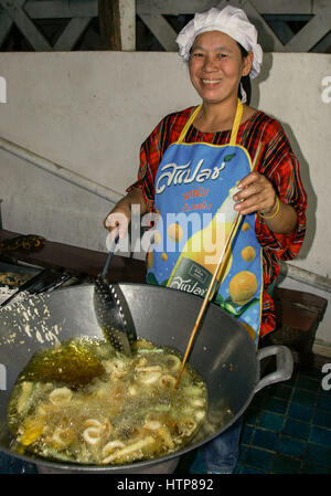 Saiyok, Kanchanaburi, Thailandia. Xv Nov, 2006. Cuochi tailandese al Tham Krasae Ristorante in Saiyok, la Provincia di Kanchanaburi, Thailandia, preparare il cibo per i turisti e per i viaggiatori. La Tailandia è diventata una destinazione turistica preferita. Credito: Arnold Drapkin/ZUMA filo/Alamy Live News Foto Stock