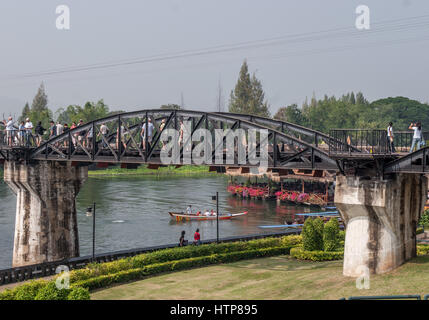 La Provincia di Kanchanaburi, Thailandia. Xv Nov, 2006. Il famoso ponte sul Fiume Kwai, ora una grande attrazione turistica, abbraccia il Fiume Kwae Yai nella provincia Kanchanaburi, Thailandia, la sua popolarità grazie alla fittizia del film 1957, il ponte sul fiume Kwai. Costruito durante il WW 2 nel 1942''"43 da British dei prigionieri di guerra, parte della famigerata Thai-Burma ferrovie, con undici campate in acciaio su calcestruzzo pilastri, le curve sono tratte 1943 originali, 2 diritta campate sostituito quelli danneggiati da noi le bombe nel 1945. Credito: Arnold Drapkin/ZUMA filo/Alamy Live News Foto Stock