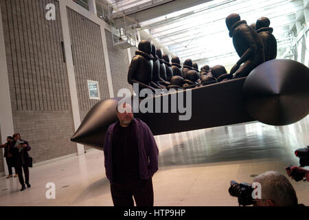 Praga, Repubblica Ceca. 16 Mar, 2017. Cinese artista concettuale Ai Weiwei mostrando la sua installazione con di un 70 metri di lunghezza della barca in gomma con 280 più grandi di quelle figure di vita dei rifugiati che pende dal soffitto della Galleria Nazionale di Praga Repubblica Ceca, 16 marzo 2017. Con questo lavoro l'artista affronta la crisi di rifugiati. - Nessun filo servizio- foto: Michael Heitmann/dpa/Alamy Live News Foto Stock