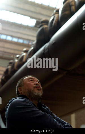 Praga, Repubblica Ceca. 16 Mar, 2017. Cinese artista concettuale Ai Weiwei mostrando la sua installazione con di un 70 metri di lunghezza della barca in gomma con 280 più grandi di quelle figure di vita dei rifugiati che pende dal soffitto della Galleria Nazionale di Praga Repubblica Ceca, 16 marzo 2017. Con questo lavoro l'artista affronta la crisi di rifugiati. - Nessun filo servizio- foto: Michael Heitmann/dpa/Alamy Live News Foto Stock