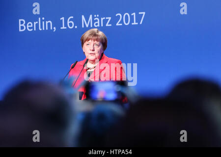 Berlino, Germania. 16 Mar, 2017. Il cancelliere tedesco Angela Merkel offre un discorso durante il Vertice sulla demografia del governo federale tedesco 2017 a Berlino, capitale della Germania, il 16 marzo 2017. Credito: Shan Yuqi/Xinhua/Alamy Live News Foto Stock