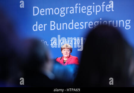 Berlino, Germania. 16 Mar, 2017. Il cancelliere tedesco Angela Merkel offre un discorso durante il Vertice sulla demografia del governo federale tedesco 2017 a Berlino, capitale della Germania, il 16 marzo 2017. Credito: Shan Yuqi/Xinhua/Alamy Live News Foto Stock