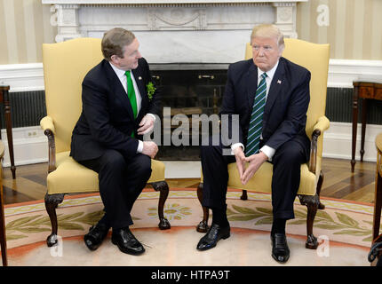 Washington, Stati Uniti d'America. 16 Mar, 2017. Il Presidente degli Stati Uniti, Trump tiene un incontro bilaterale con il Primo Ministro irlandese Enda Kenny all Ufficio Ovale della Casa Bianca il Marzo 16, 2017 a Washington, DC. Credito: MediaPunch Inc/Alamy Live News Foto Stock